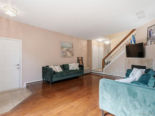 7342 Meadowridge Drive, West Bloomfield, MI 48322