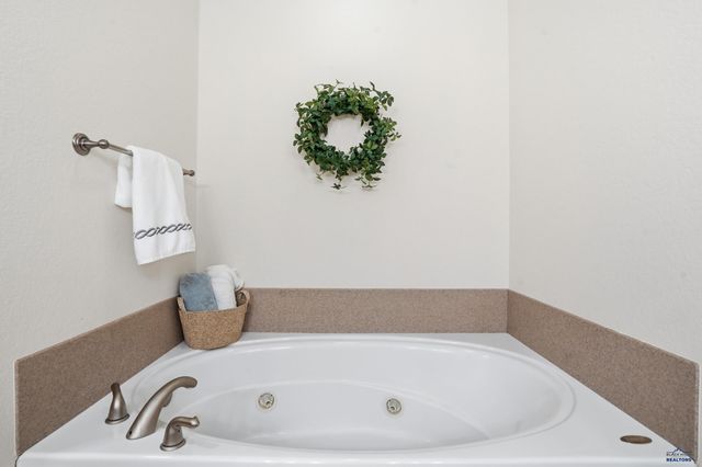 6505 MUIRFIELD DR, Rapid City, SD 57702