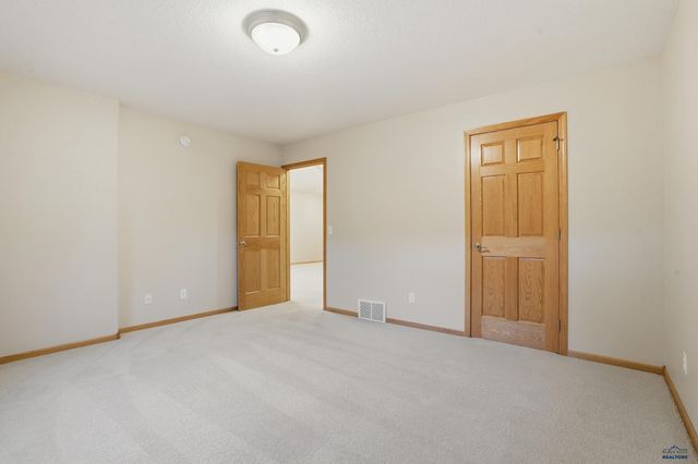 6505 MUIRFIELD DR, Rapid City, SD 57702