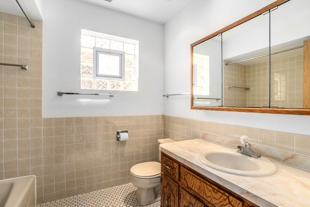 6120 W Eastwood Avenue 2, Chicago, IL 60630