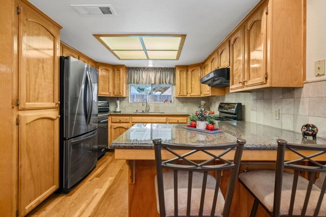 615 N Orange Avenue, Exeter, CA 93221