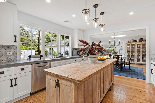 12 Woodland Rd, Orinda, CA 94563