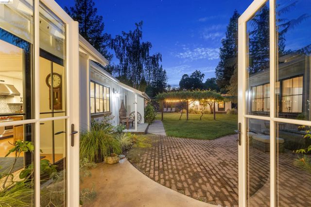 12 Woodland Rd, Orinda, CA 94563
