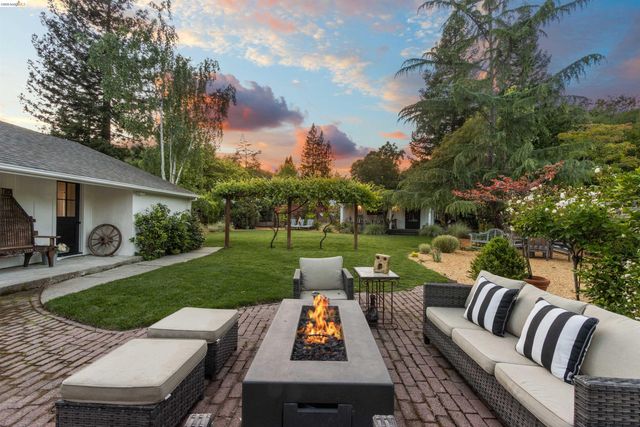 12 Woodland Rd, Orinda, CA 94563