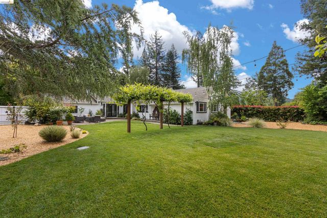 12 Woodland Rd, Orinda, CA 94563