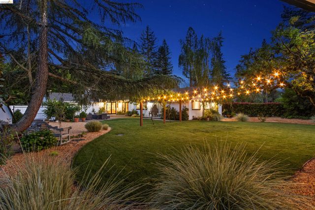 12 Woodland Rd, Orinda, CA 94563