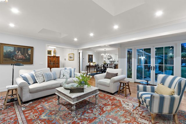 12 Woodland Rd, Orinda, CA 94563