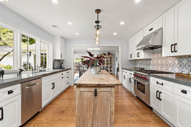 12 Woodland Rd, Orinda, CA 94563