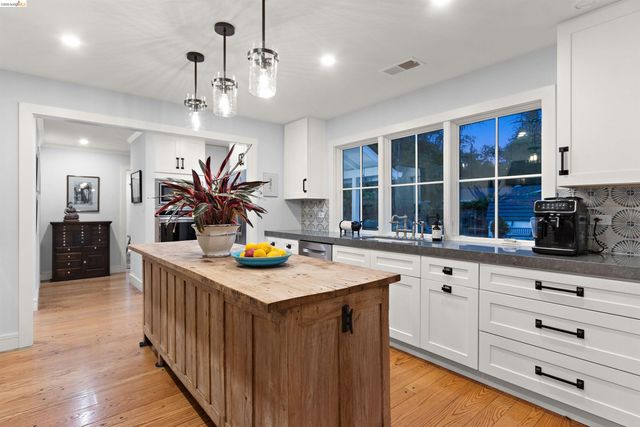 12 Woodland Rd, Orinda, CA 94563