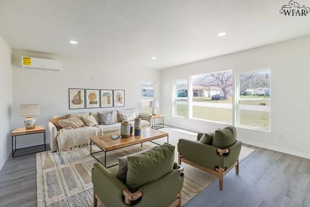 503 N GRAHAM STREET, Henrietta, TX 76365