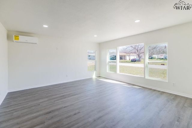 503 N GRAHAM STREET, Henrietta, TX 76365