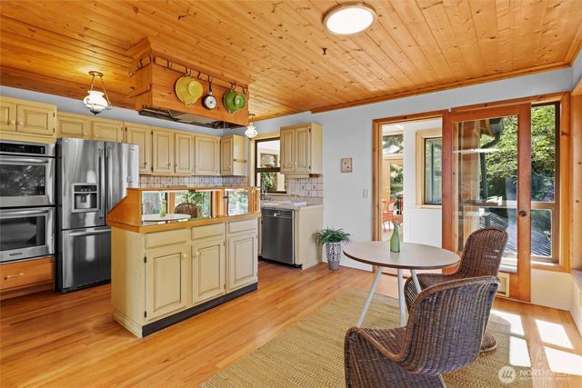 18503 SE 64th Way, Issaquah, WA 98027