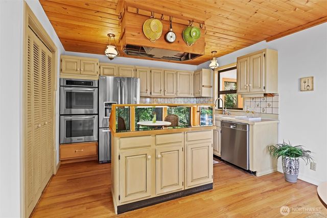 18503 SE 64th Way, Issaquah, WA 98027