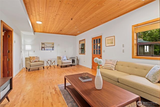 18503 SE 64th Way, Issaquah, WA 98027