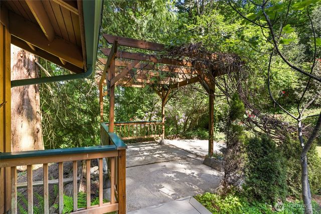 18503 SE 64th Way, Issaquah, WA 98027