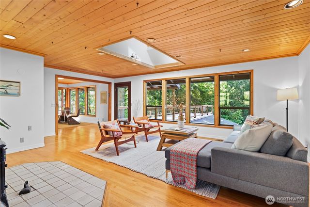 18503 SE 64th Way, Issaquah, WA 98027