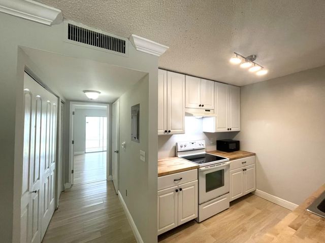 1811 Meadows Circle W, Boynton Beach, FL 33436