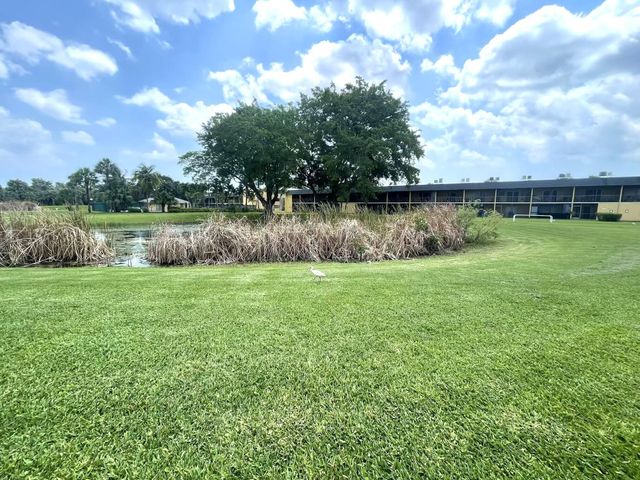 1811 Meadows Circle W, Boynton Beach, FL 33436