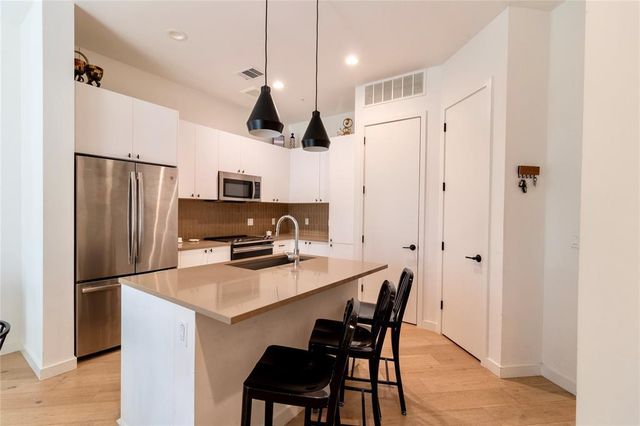 800 Embassy DR 115, Austin, TX 78702