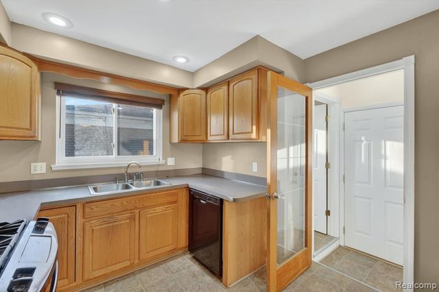 11223 Hemlock Drive, Sterling Heights, MI 48312