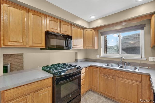 11223 Hemlock Drive, Sterling Heights, MI 48312