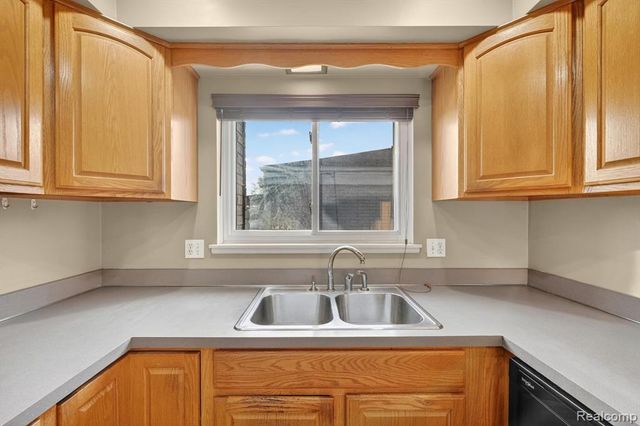 11223 Hemlock Drive, Sterling Heights, MI 48312