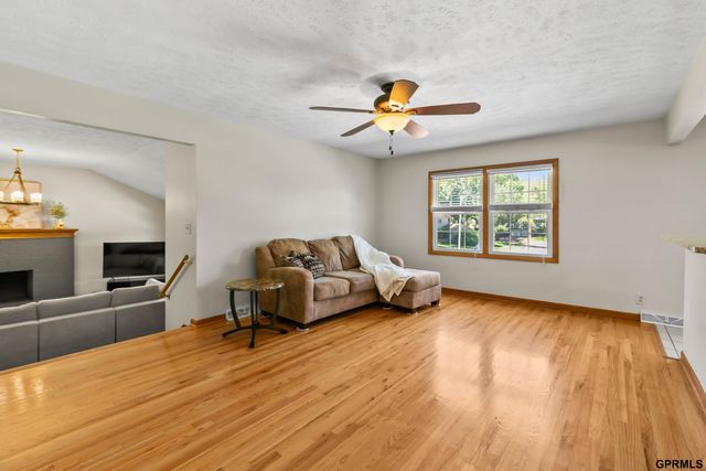 9806 O Circle, Omaha, NE 68127