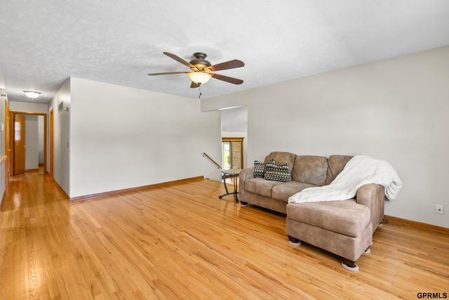 9806 O Circle, Omaha, NE 68127