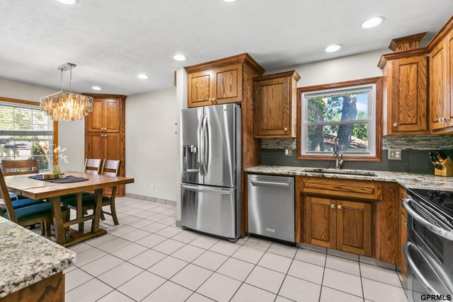 9806 O Circle, Omaha, NE 68127