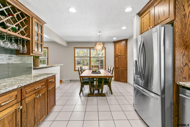 9806 O Circle, Omaha, NE 68127
