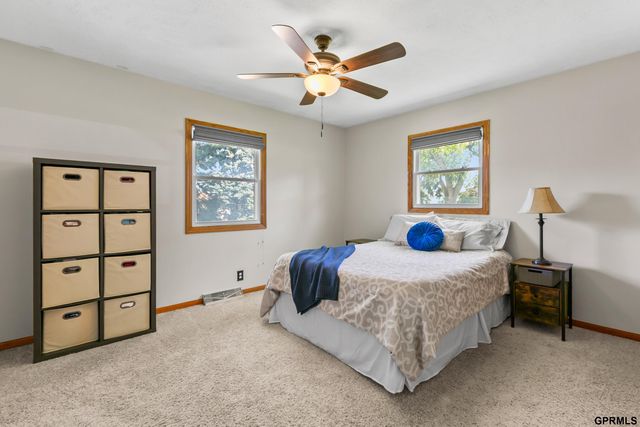 9806 O Circle, Omaha, NE 68127