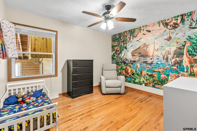9806 O Circle, Omaha, NE 68127
