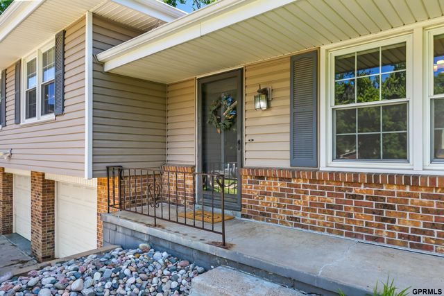 9806 O Circle, Omaha, NE 68127