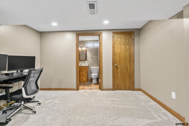 9806 O Circle, Omaha, NE 68127