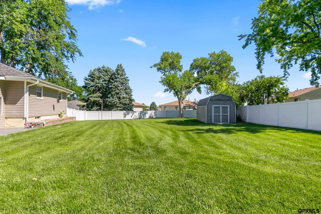 9806 O Circle, Omaha, NE 68127