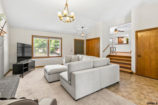 9806 O Circle, Omaha, NE 68127