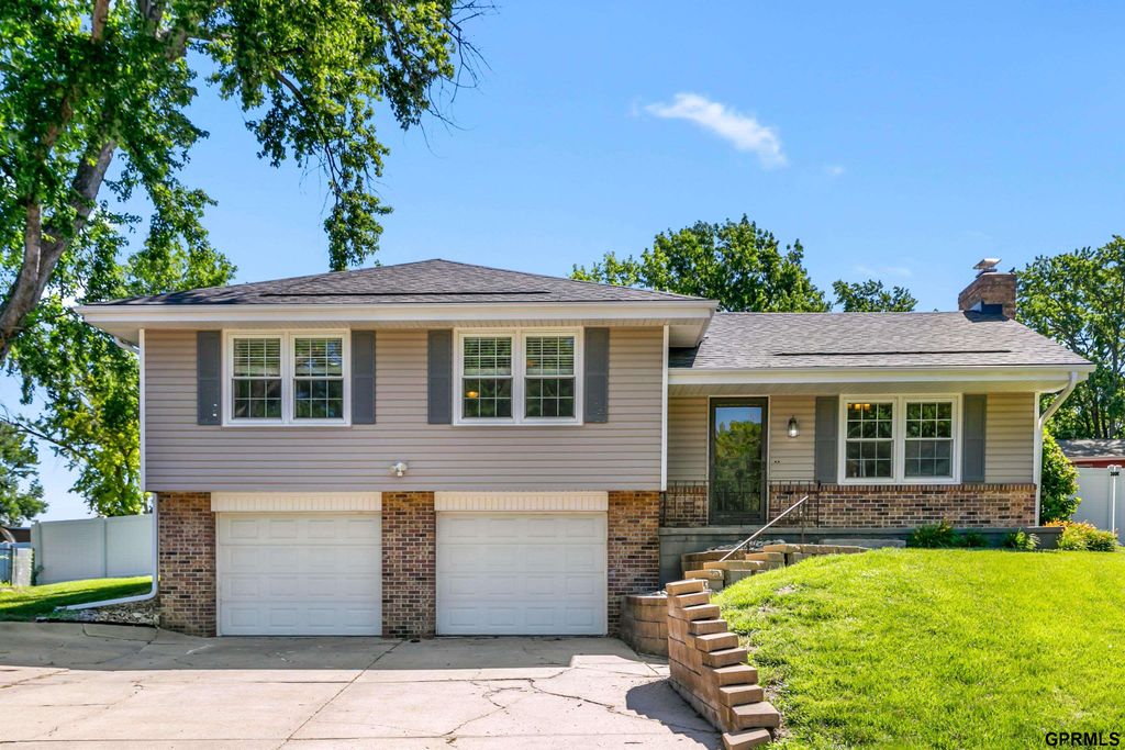 9806 O Circle, Omaha, NE 68127