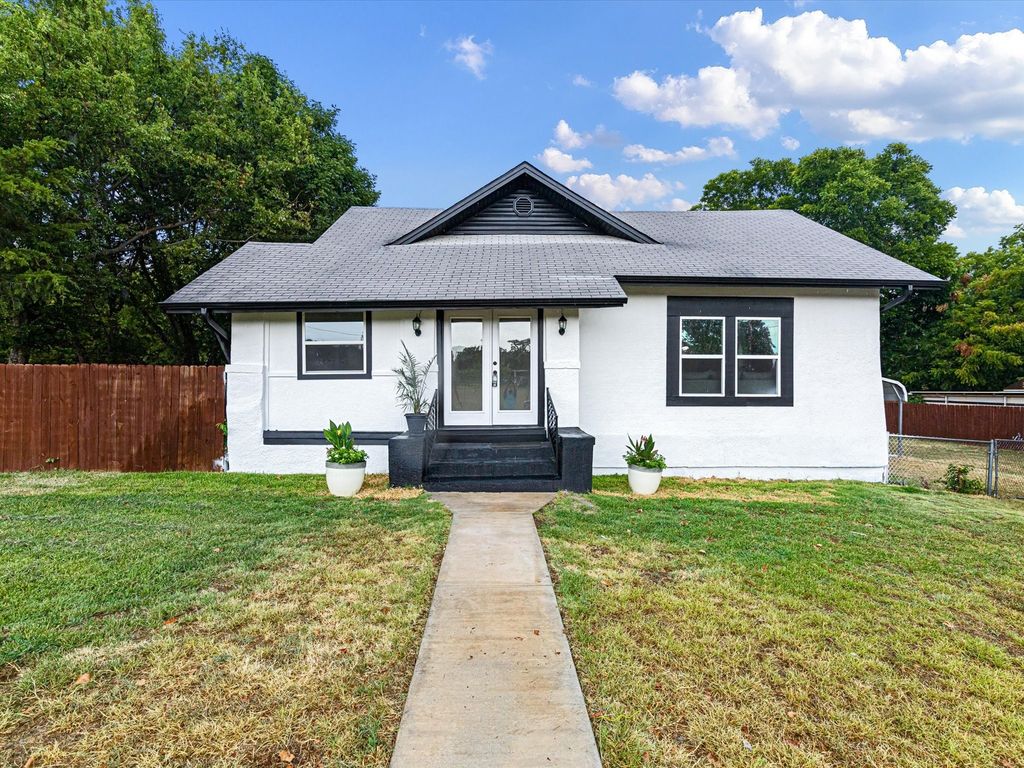611 Cherry Street, Bowie, TX 76230