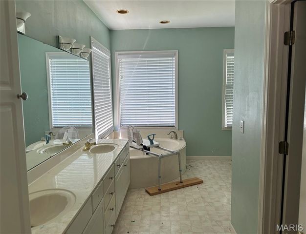 2 Pebble Hill Drive, Belleville, IL 62223