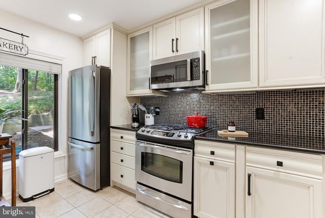 2205 HUNTERS RUN DR, Reston, VA 20191