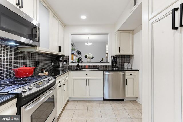 2205 HUNTERS RUN DR, Reston, VA 20191