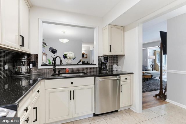 2205 HUNTERS RUN DR, Reston, VA 20191