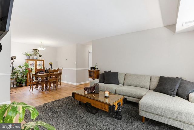 2205 HUNTERS RUN DR, Reston, VA 20191