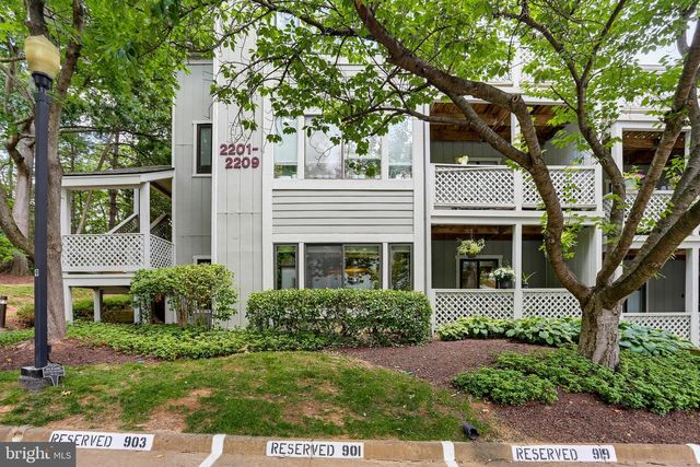 2205 HUNTERS RUN DR, Reston, VA 20191