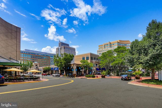 2205 HUNTERS RUN DR, Reston, VA 20191