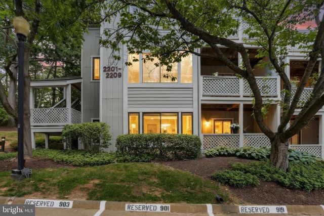 2205 HUNTERS RUN DR, Reston, VA 20191