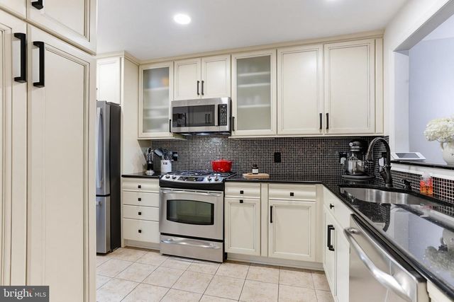 2205 HUNTERS RUN DR, Reston, VA 20191