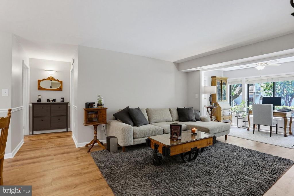2205 HUNTERS RUN DR, Reston, VA 20191