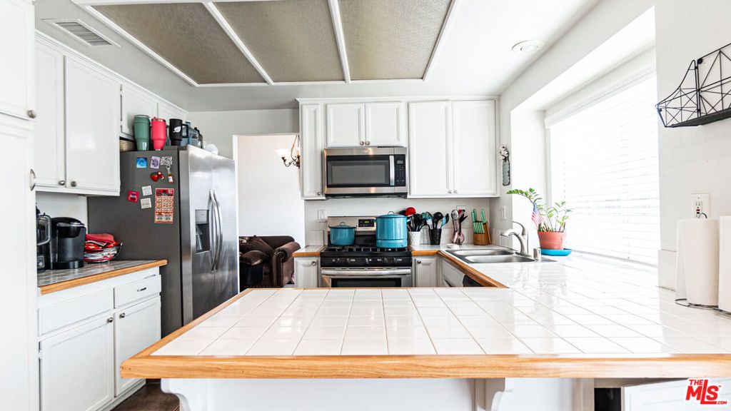 Image 10 of property listing at 11504 Bell Tower Drive, Fontana, CA 92337