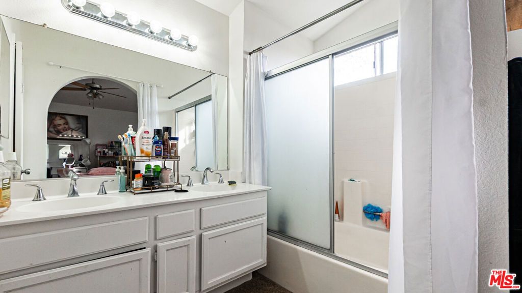 Image 22 of property listing at 11504 Bell Tower Drive, Fontana, CA 92337